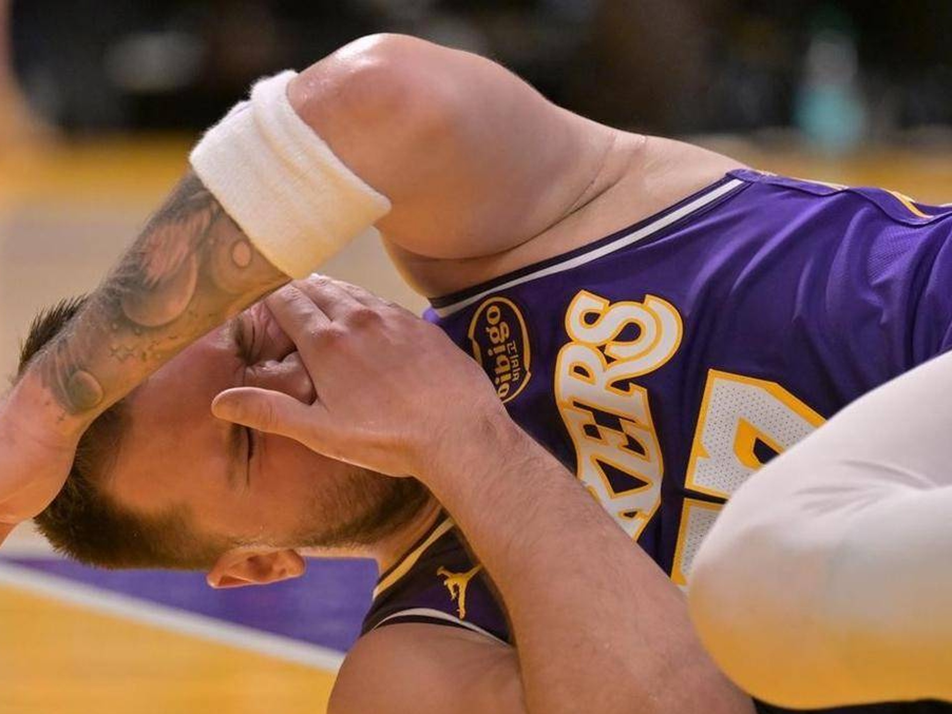 快船莱昂纳德怎么没上场 快船莱昂纳德怎么没上场